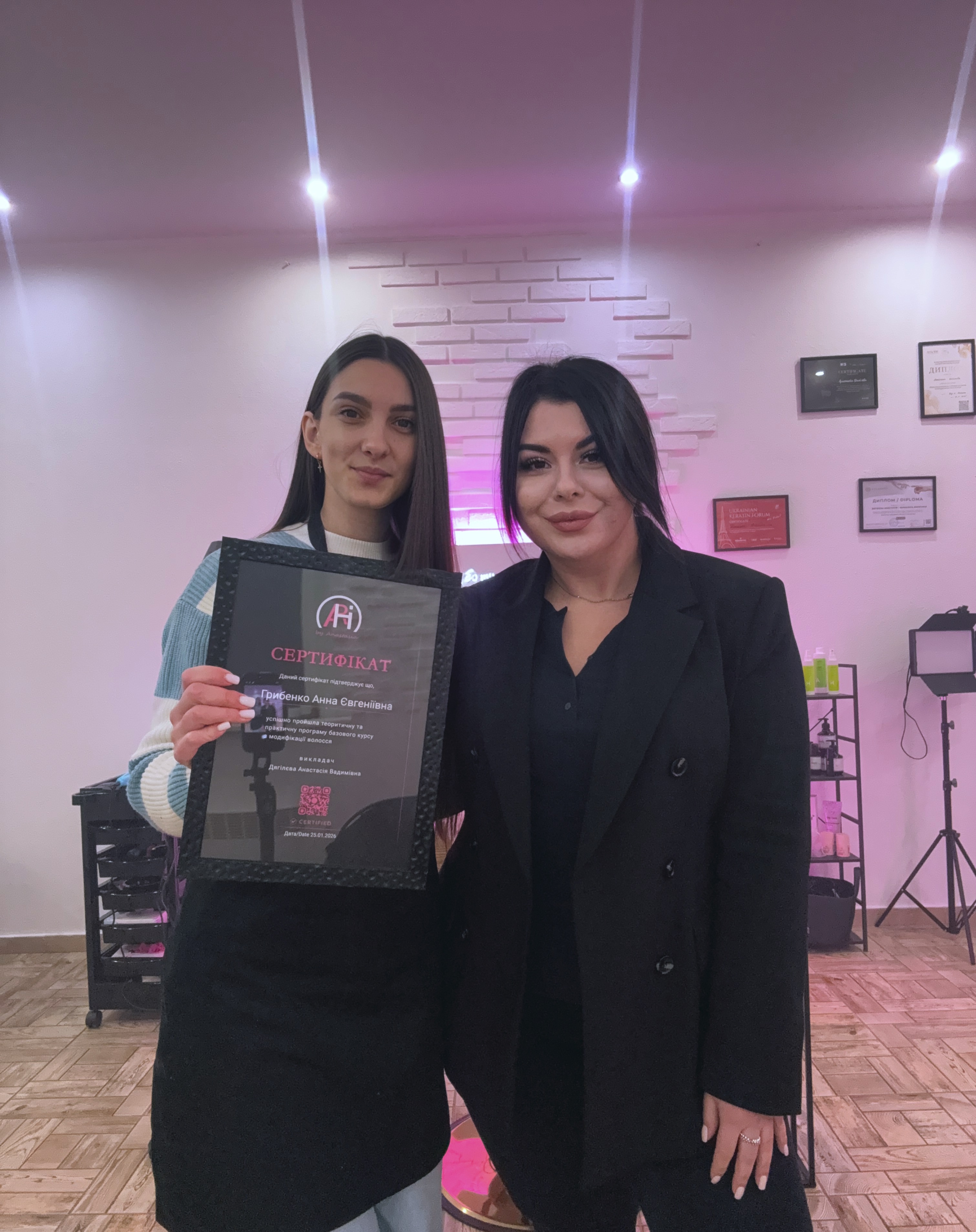 Учениці з сертифікатами